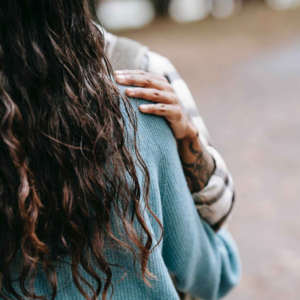 O cara do boné vermelho